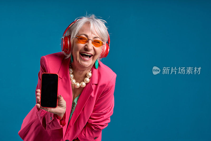 快乐的老年妇女分享智能手机屏幕