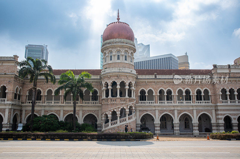 苏丹阿卜杜勒萨马德大楼是一座政府大楼，是吉隆坡最著名的历史地标之一。