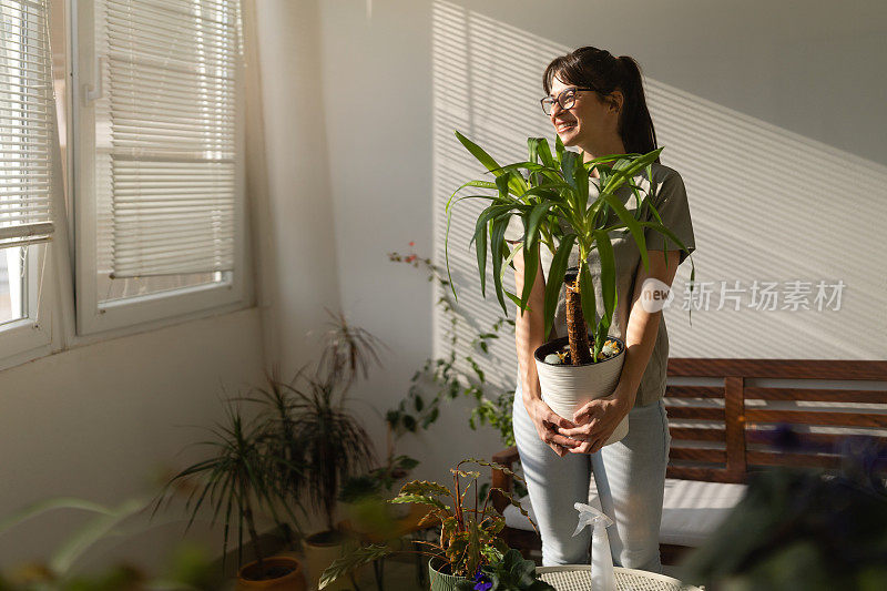 女人喜欢和她的植物在一起