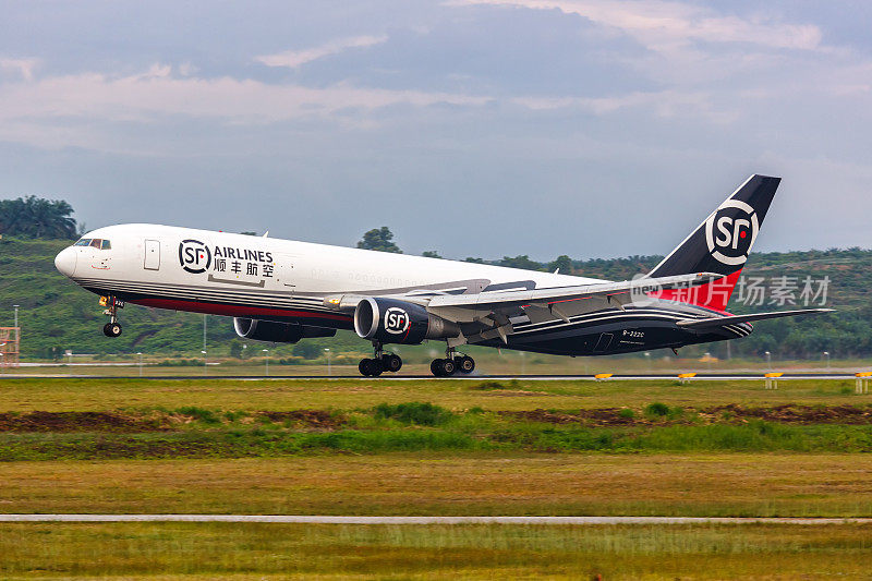顺丰航空波音767-300(ER)(BCF)飞机停在马来西亚吉隆坡机场
