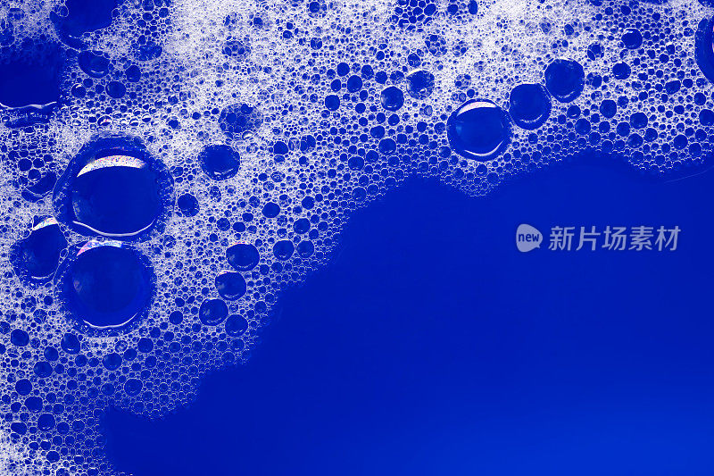 肥皂泡沫背景(蓝色)与复制空间