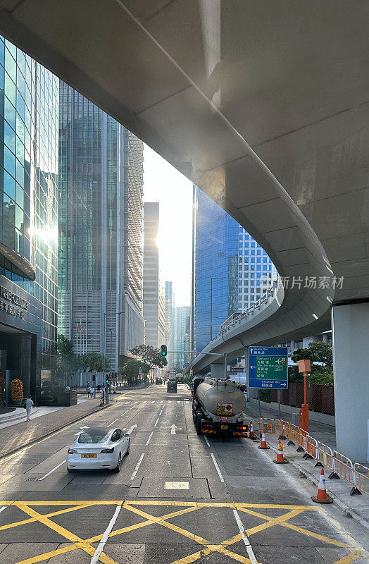 香港市中心繁忙的街道，办公楼就在街道旁边