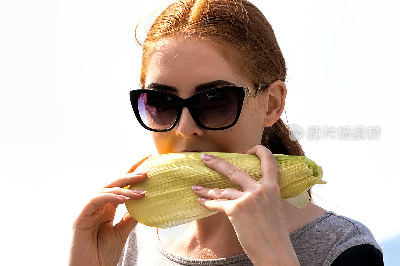 吃煮玉米的女人