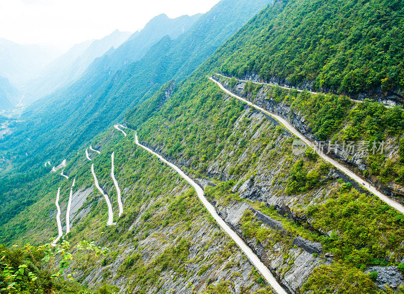 山蜿蜒的道路