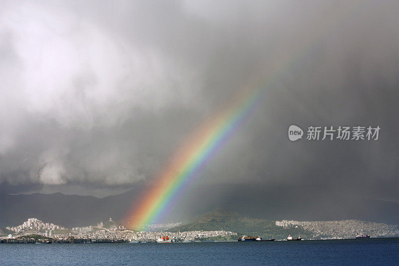 彩虹越过大海和城市，户外照片美丽的自然