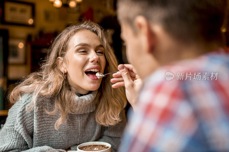 一个年轻人正在用药膏喂一个女孩