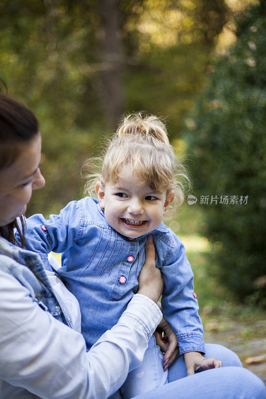 妈妈和女儿在户外玩