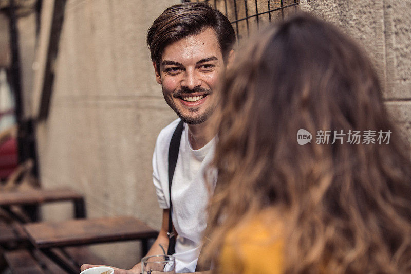 一对年轻夫妇坐在咖啡店里