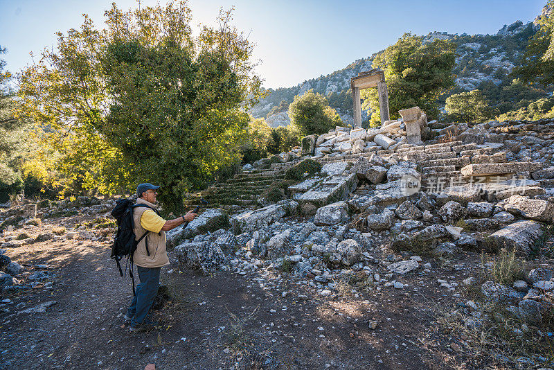 Termessos古城废墟中的资深成年旅行家