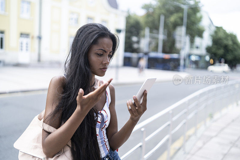 一个女人在街上遇到电话问题