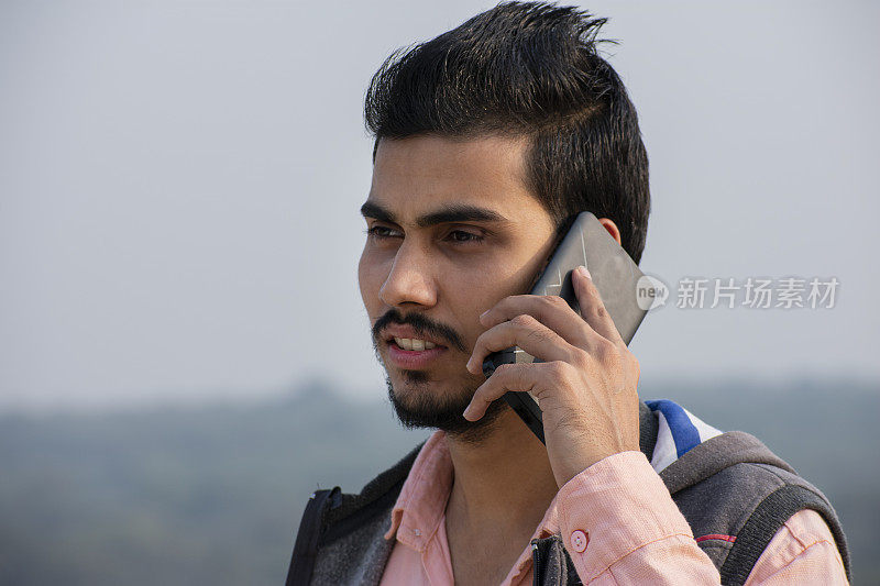 一个印度年轻人在用手机聊天