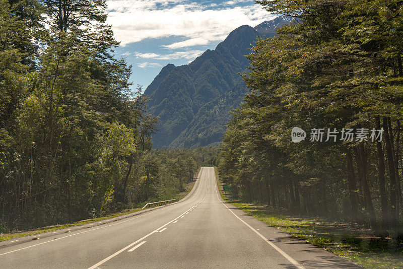 在去智利湖区的奥索尔诺火山的路上——智利的瓦拉斯港