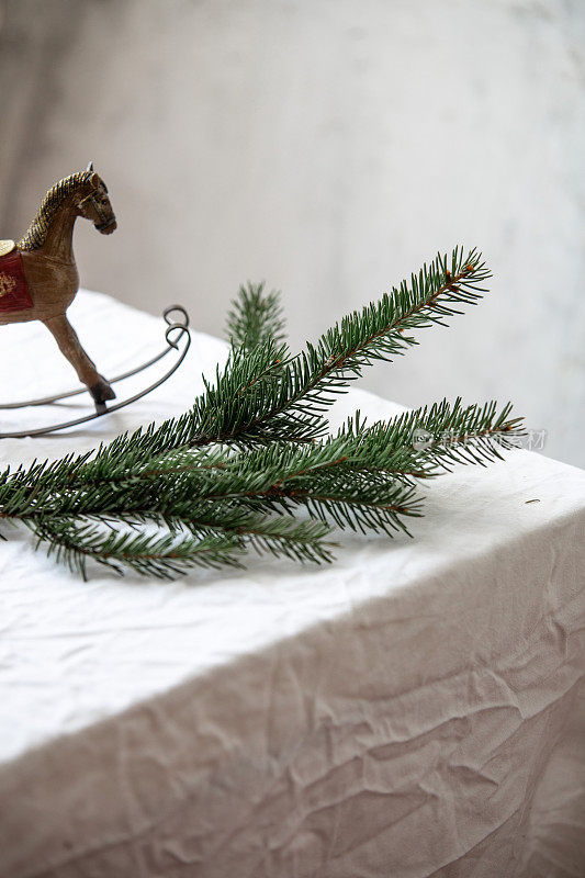 圣诞树的树枝和玩具马。冬天的概念