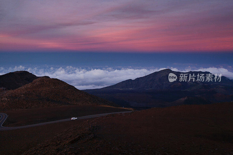 毛伊岛日落时的哈雷阿卡拉火山口