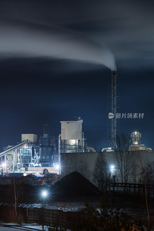 工厂烟囱冒烟的夜景