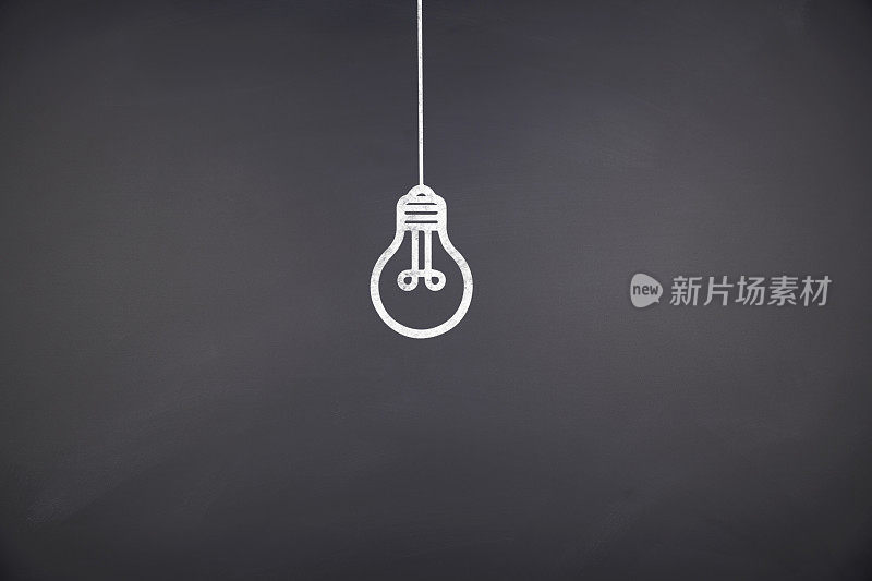 发光灯泡的创新概念在黑板上