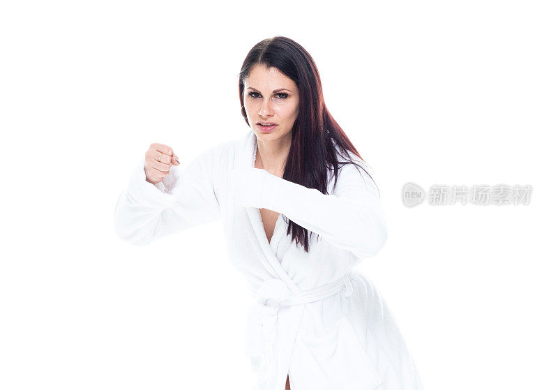 可爱的巴西女性穿着白色浴衣-战斗的立场