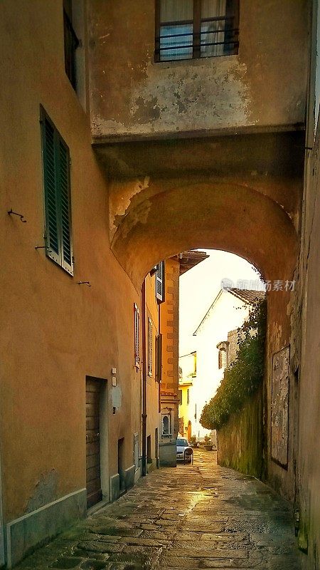 古老的拱门与小巷，意大利早期历史的遗产，现在游客的旅游目的地。圣马塞洛皮斯托耶斯，意大利。