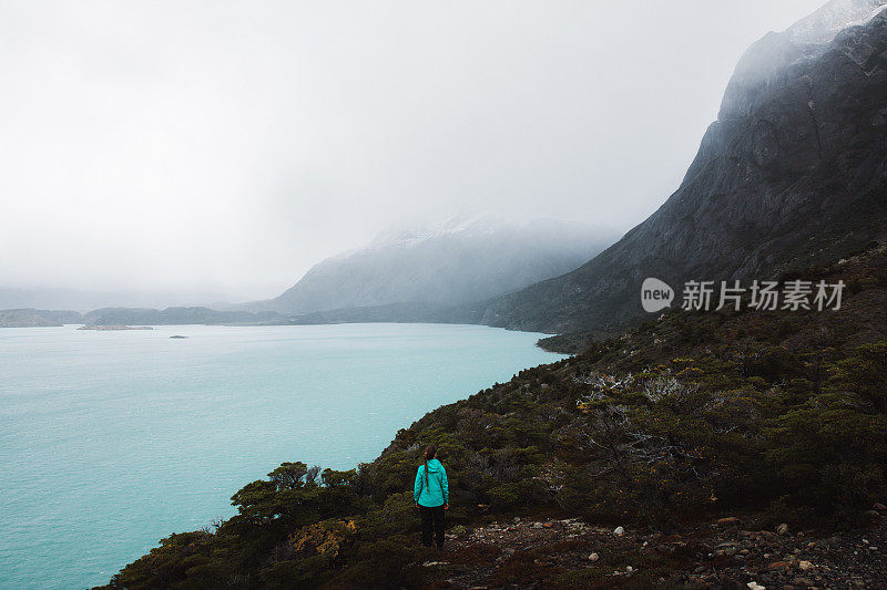 一名女子在国家公园徒步旅行