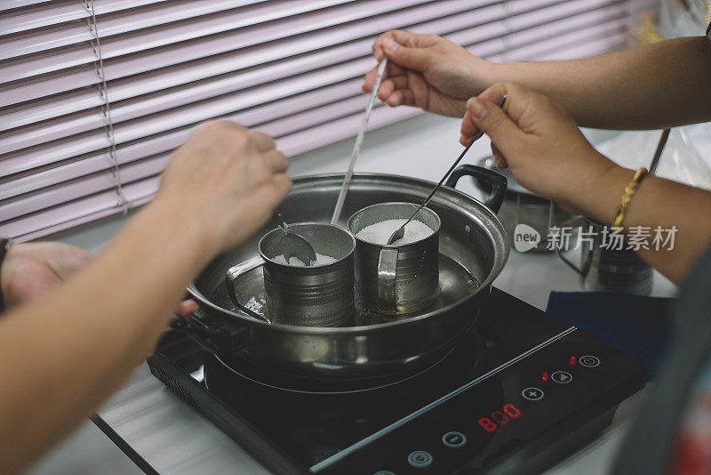 学生在教室里煮水晶蜡