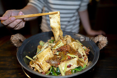 自制大杂烩:在铁锅里炖排骨、蔬菜和面条