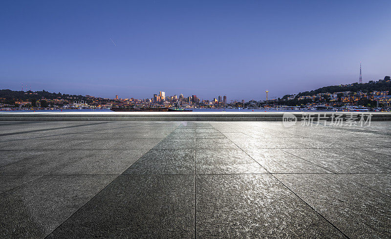 西雅图城市天际线前的空旷广场