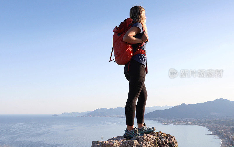 女徒步旅行者站在岩石山顶