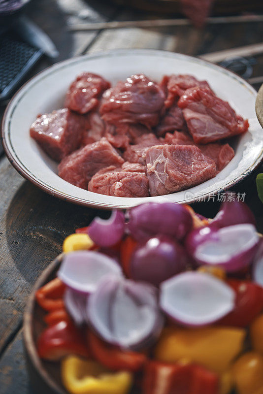 在外面准备蔬菜牛肉串