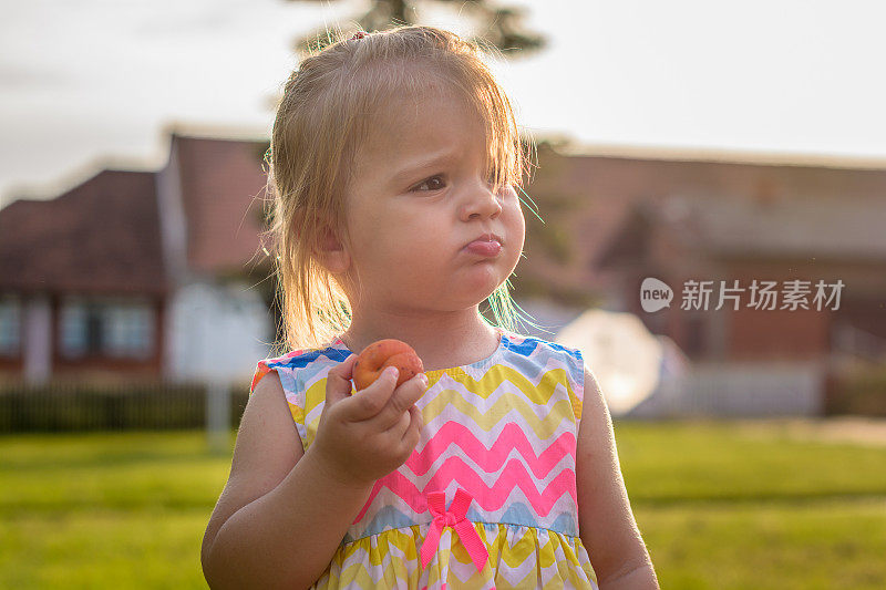 孩子在吃水果。