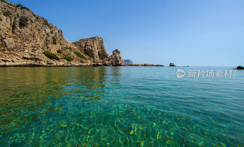 希腊罗得岛。斯泰格纳附近的秘密海滩。清澈透明的水在小海湾。