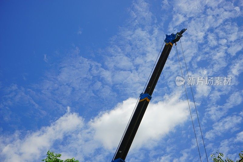 移动式吊车吊杆采用钢丝绳吊钩悬挂