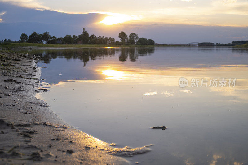 在一个美丽的夏夜，日落在河IJssel在兹沃尔附近