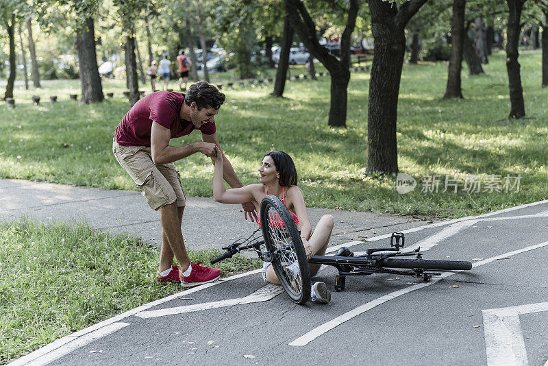 年轻女性骑自行车遭遇意外