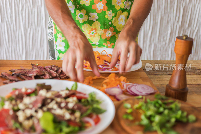 肉类和蔬菜沙拉的制作，特写