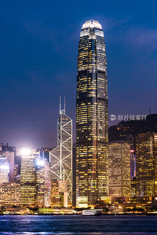 从维多利亚港眺望香港夜