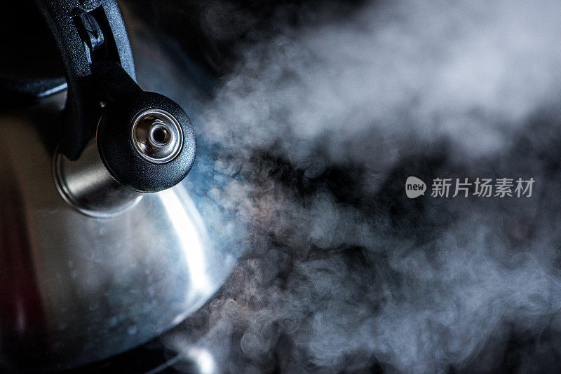 蒸汽从沸腾的茶壶中冒出来-特写镜头