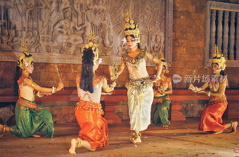 柬埔寨暹粒——2016年8月8日:高棉舞者穿着传统服装表演。飞天舞是柬埔寨古老的古典舞蹈形式。