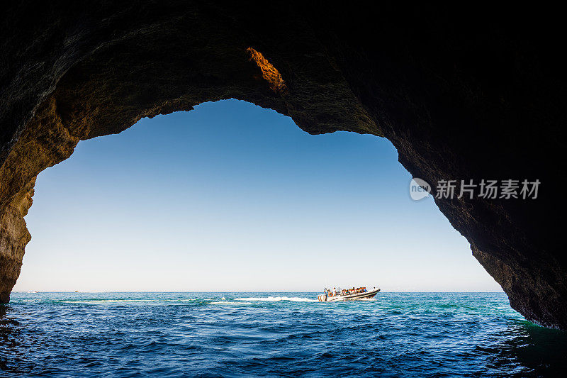 观光船探索葡萄牙卡沃埃罗附近的阿尔加维洞穴