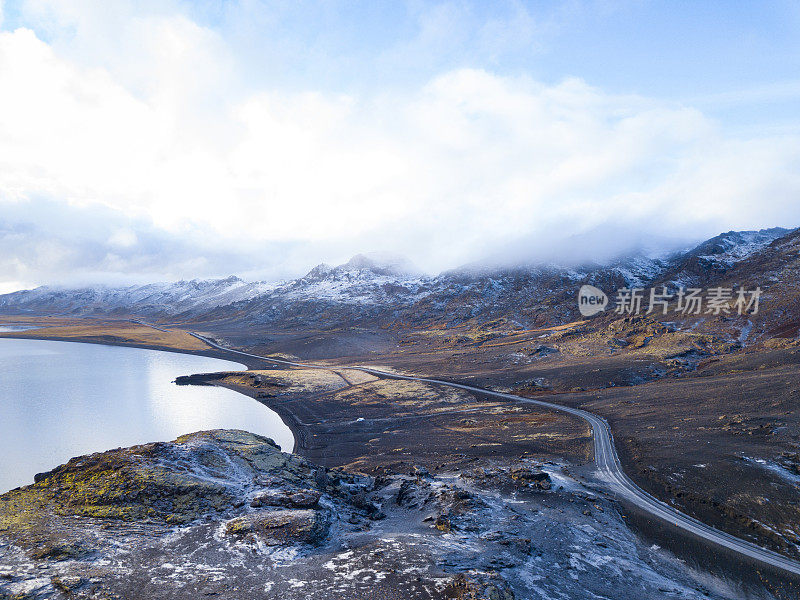 冰岛kleifarvatn湖的无人机视角
