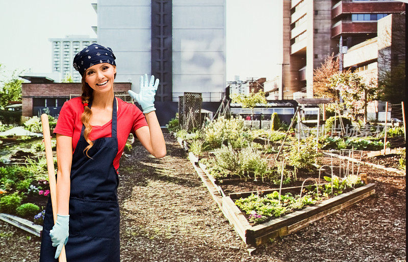 白种人年轻女性植物学家园艺戴手套