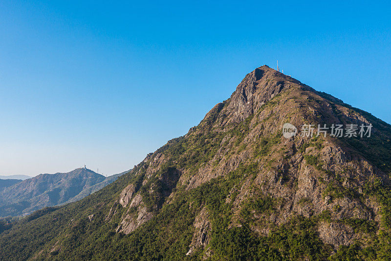 日落时分的山谷。香港的夏日自然景观