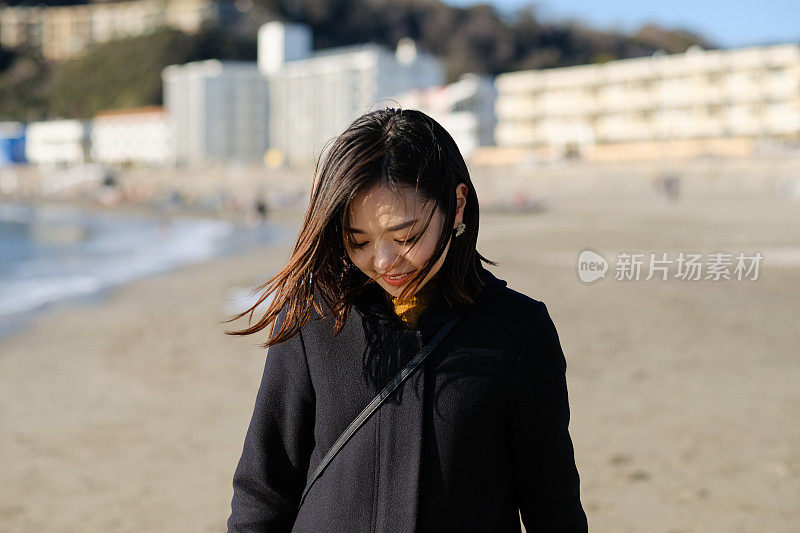 海滩上年轻女子的肖像