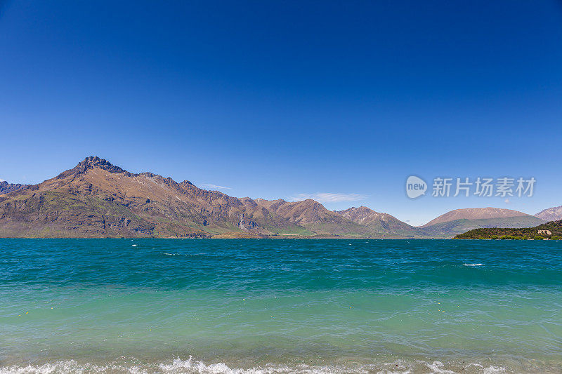 美丽的景观与高岩石与发光的山峰，石头在山上湖，反射，蓝天和黄色的阳光在日出。仍然。到。