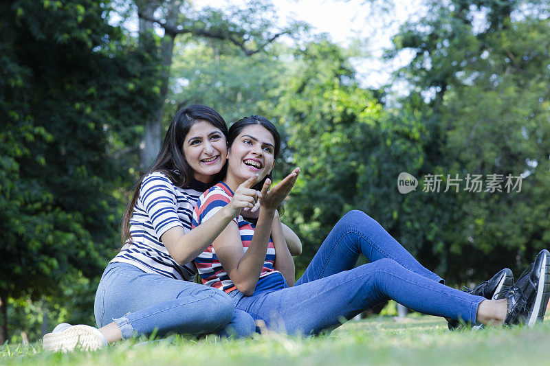 印度两个快乐的女人姐姐库存照片-库存照片