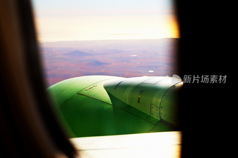 透过飞机窗户看到下面贫瘠的土地