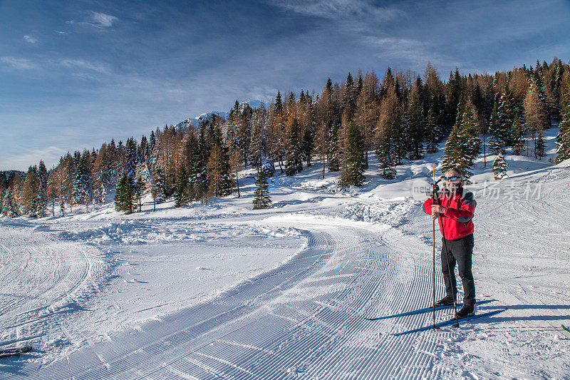 高级男子准备越野滑雪在奥地利和意大利，欧洲