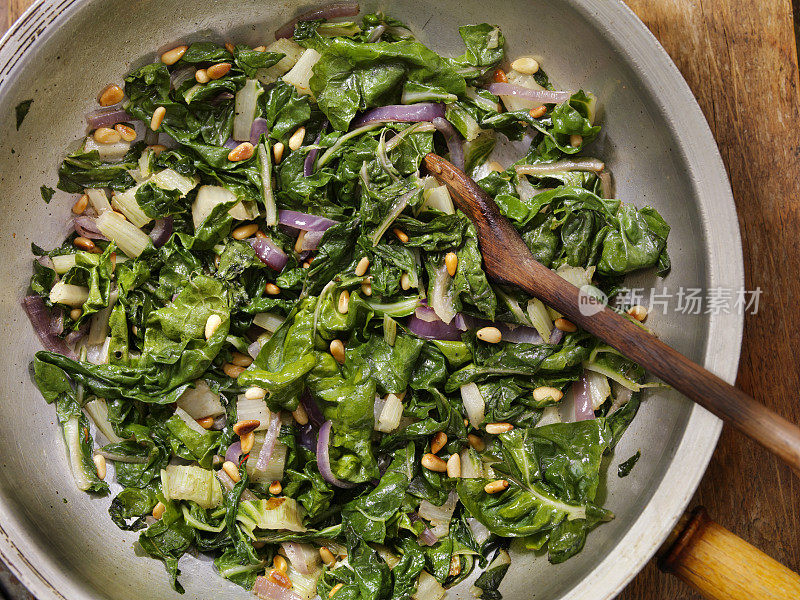 大蒜黄油Sautéed瑞士甜菜烤松子