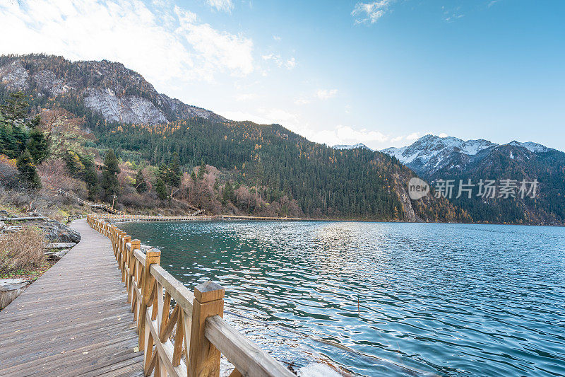 风景优美的木山和五花湖(九寨沟国家公园)，中国