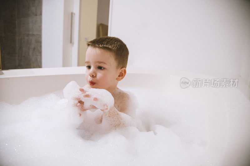 浴缸里的男孩