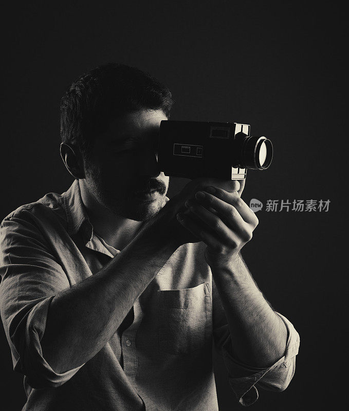 用老式摄影机拍摄的年轻电影摄影师